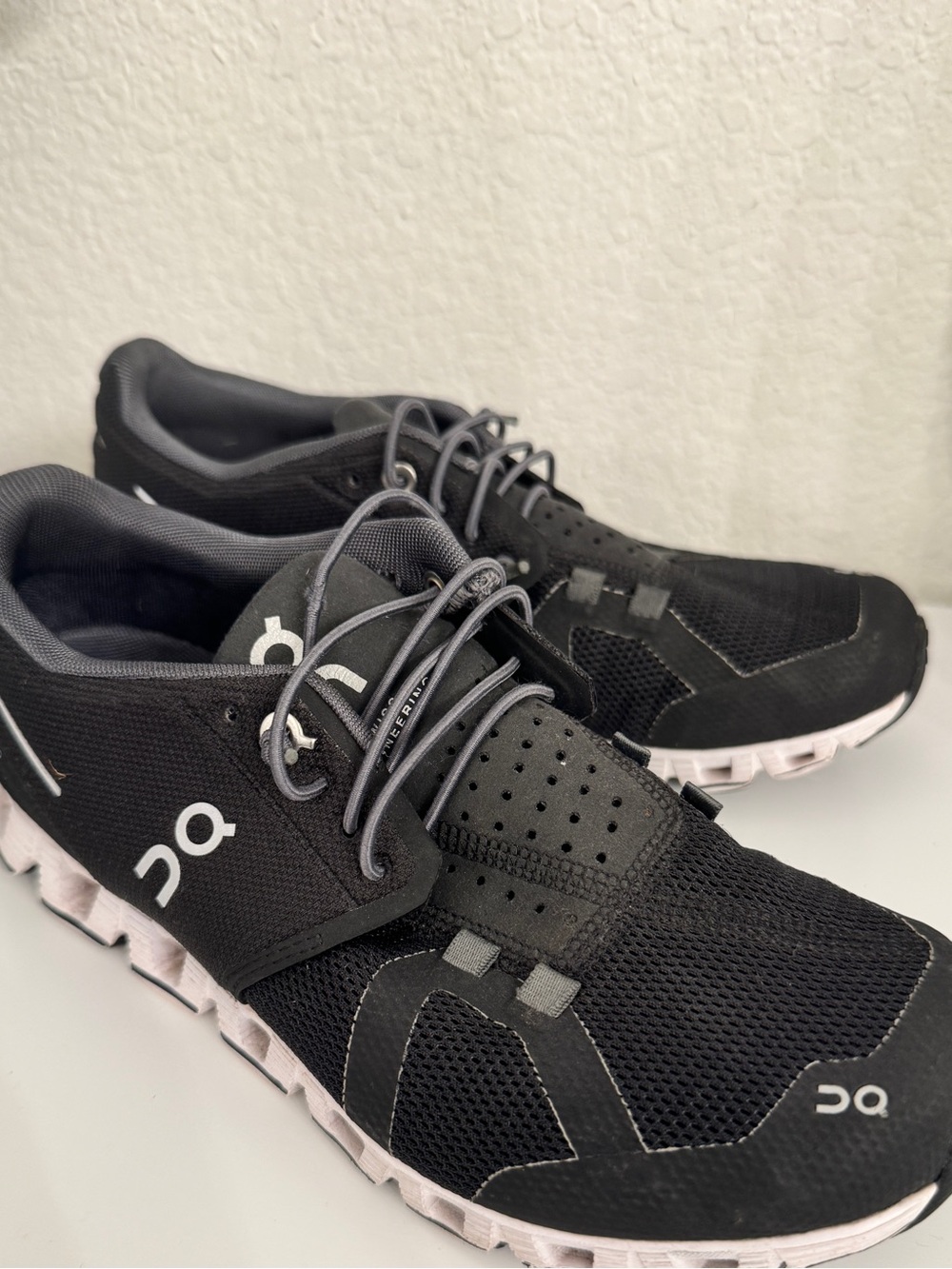 On Running Women’s Cloud Sneaker in Black/White Size 6.5